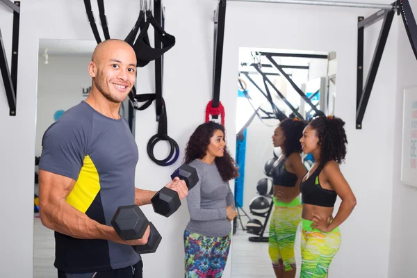 Trabajo en grupo en el gimnasio —  Fotos de Stock