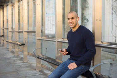 otobüs durağında genç adam