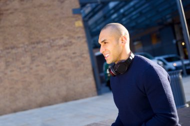 kulaklıklar ile mutlu bir adam