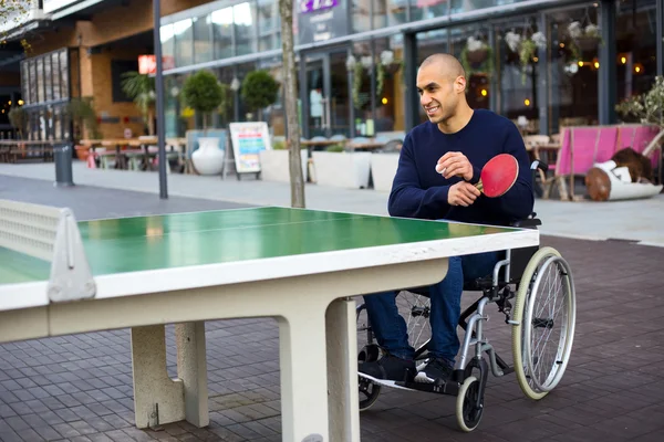 Handicapé jouant au ping-pong — Photo