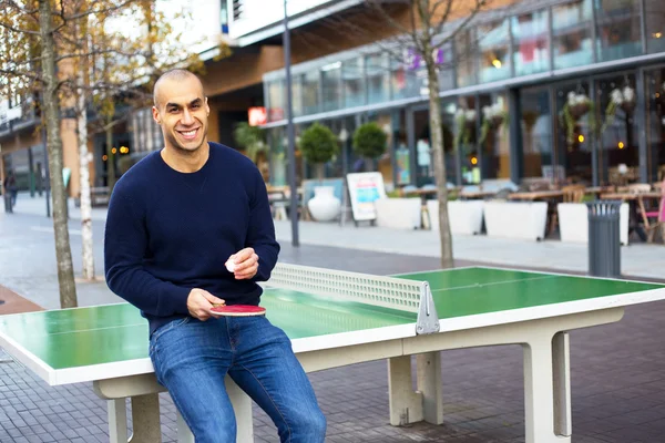 Young man playing ping pong — Stock Photo, Image