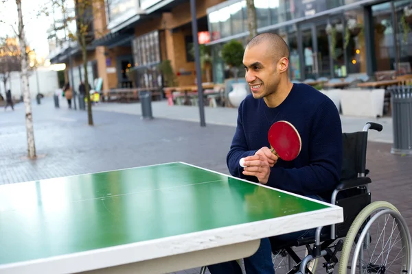 Niepełnosprawny mężczyzna gra ping-pong — Zdjęcie stockowe