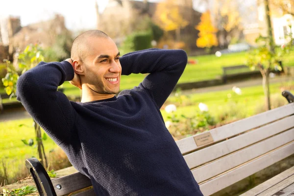 Détente dans le parc — Photo