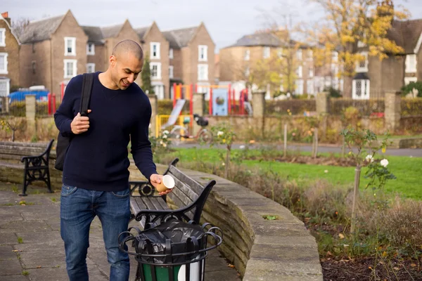 Throwing rubbish in the bin — Stock Photo, Image