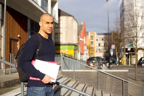 Collège étudiant tenant des manuels — Photo