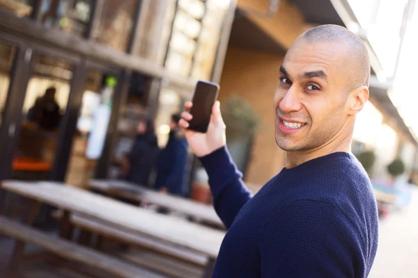 Man met telefoon — Stockfoto