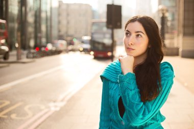 Genç bayan düşünceli görünüyor.