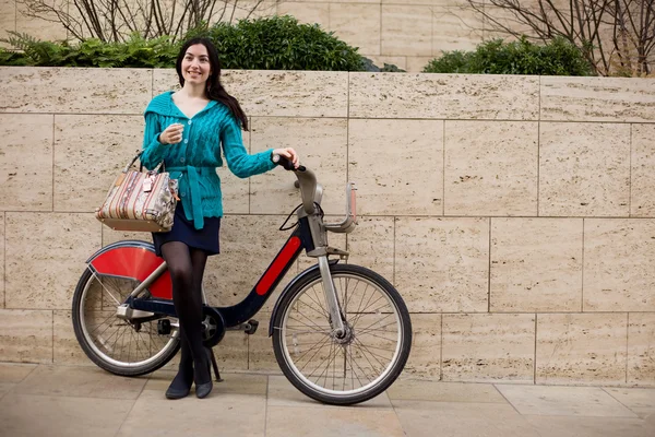 Mujer joven con una bicicleta de alquiler — Foto de Stock