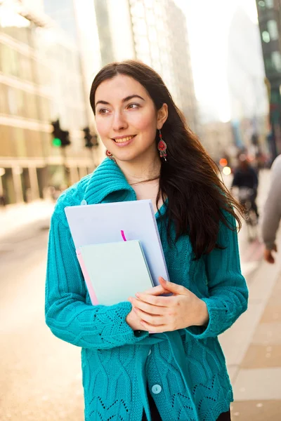 Mujer joven sosteniendo cuadernos — Foto de Stock