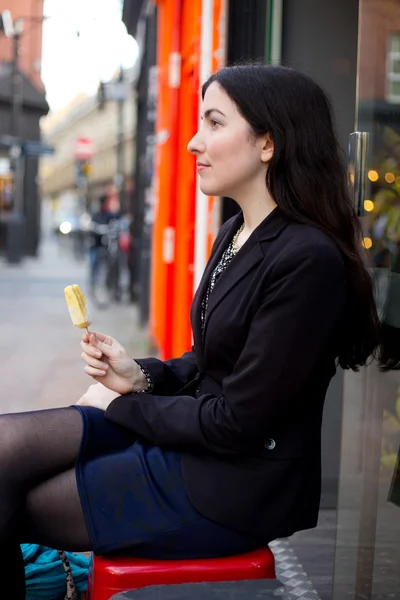 若い女性はアイスクリームを食べる — ストック写真