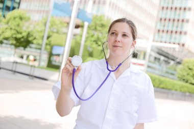 Doktor onun stetoskop holding