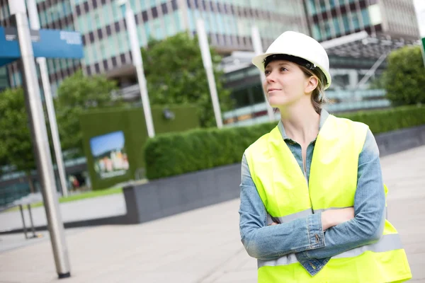 Trabajador de la construcción con un sombrero duro —  Fotos de Stock