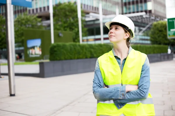 Trabajador de la construcción con un sombrero duro —  Fotos de Stock