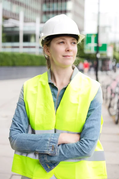 Trabajador de la construcción con un sombrero duro —  Fotos de Stock