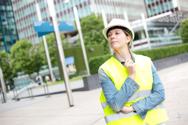 Trabajador de la construcción reflexivo —  Fotos de Stock