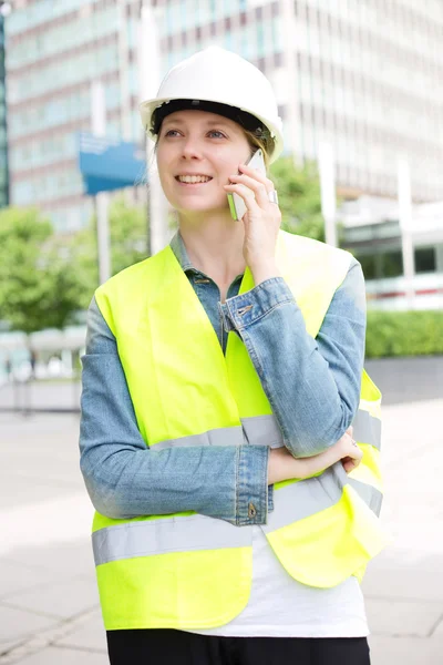 Trabalhador da construção ao telefone — Fotografia de Stock