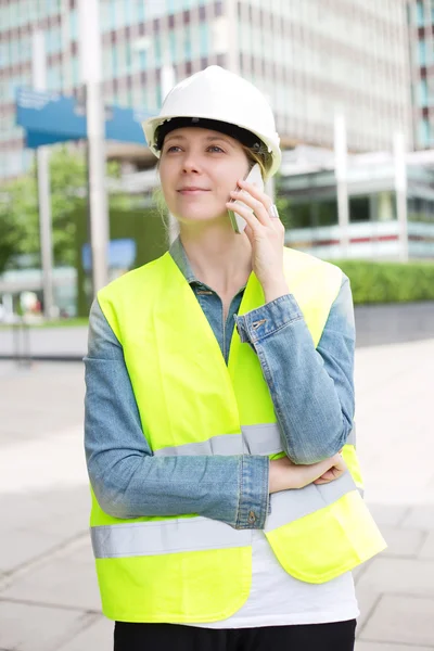 Trabajador de la construcción al teléfono — Foto de Stock