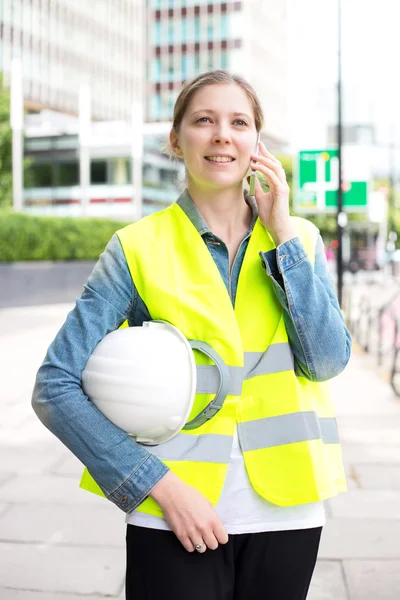 Pracownik budowlany w telefonie — Zdjęcie stockowe