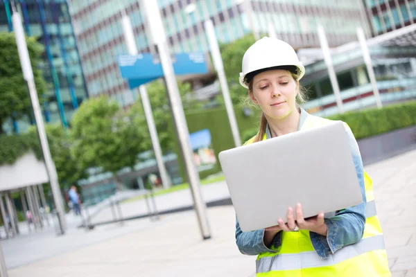 Trabalhador da construção civil trabalhando em um laptop — Fotografia de Stock