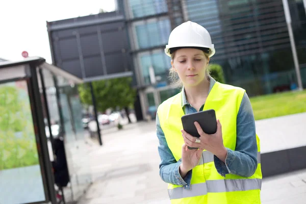 Trabalhador da construção civil usando um tablet — Fotografia de Stock