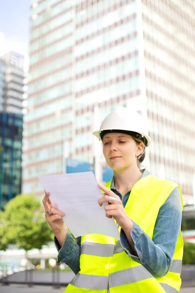 Trabajador de la construcción leyendo una carta —  Fotos de Stock