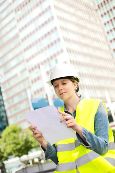 Trabajador de la construcción leyendo una carta —  Fotos de Stock