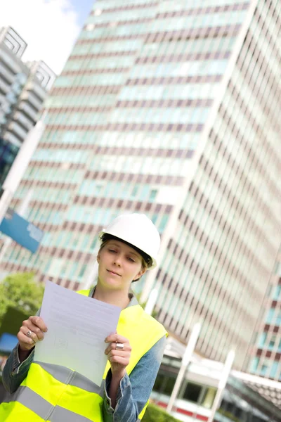 Construcción trabajo lectura de un documento —  Fotos de Stock