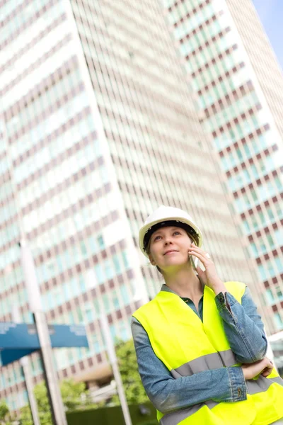 Trabajador de la construcción hablando por teléfono — Foto de Stock