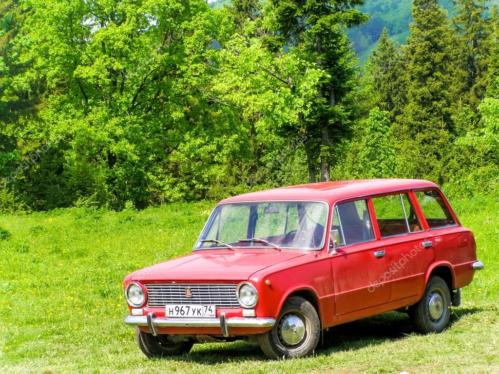 ASHA, RUSSIA - MARCH 27, 2007: Motor car Lada 2102 Zhiguli at the countryside. — Photo by Artzzz