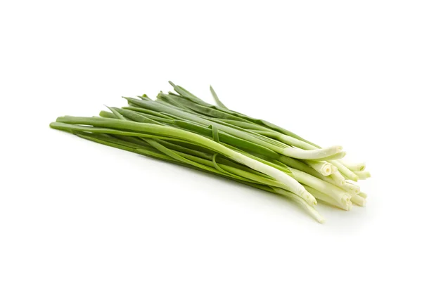 Beyaz arkaplanda taze soğan