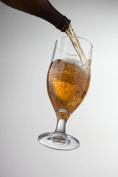 Öl häller i glas — Stockfoto