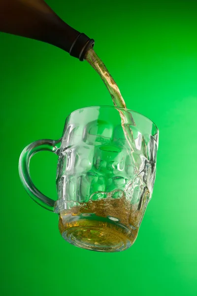 Öl häller i glas — Stockfoto