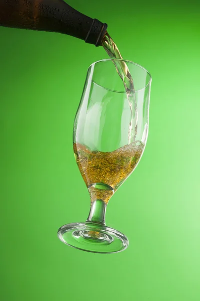 Öl häller i glas — Stockfoto