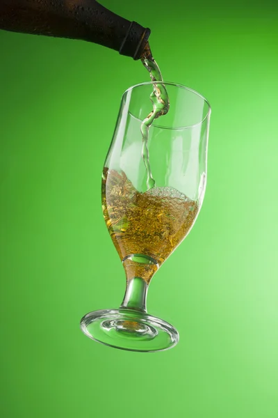 Öl häller i glas — Stockfoto