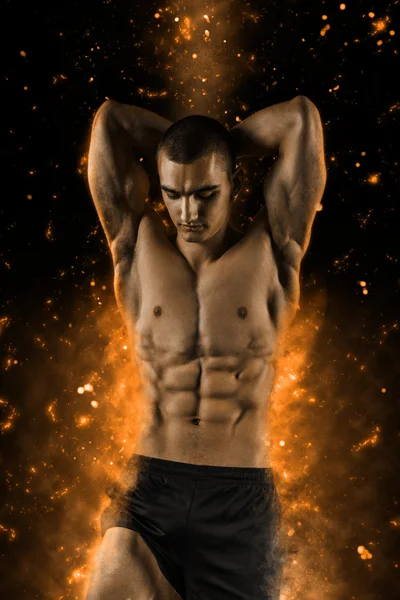 Fitness muž v černém s ohněm — Stock fotografie