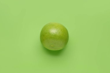 Citrus tatlım ya da Pomelit, yeşil arka planda oroblanco. Üst Manzara. Düz yatıyordu