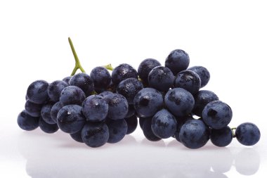 taze üzüm küme üzerinde beyaz su damlaları ile