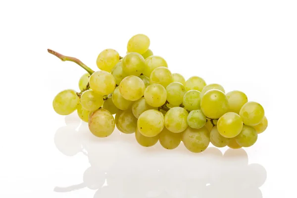 Racimo de uva fresca en blanco con gotas de agua — Foto de Stock