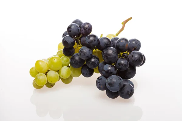 Racimo de uva fresca en blanco con gotas de agua — Foto de Stock