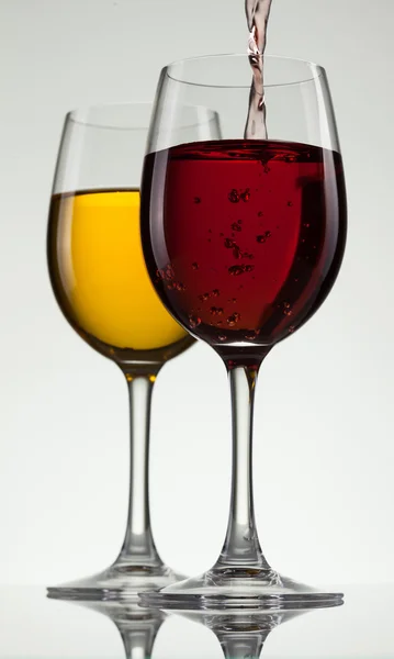 Vin en verre et bouteille de vin sur blanc — Photo