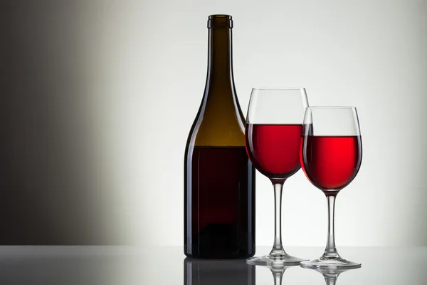 ガラスと白ワインのボトルのワインします。 — ストック写真