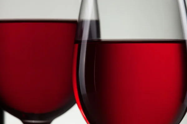 Vino in bicchiere e bottiglia di vino su bianco — Foto Stock