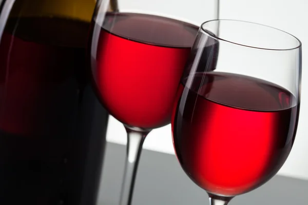 Вино в стакане и бутылка вина на белом — стоковое фото