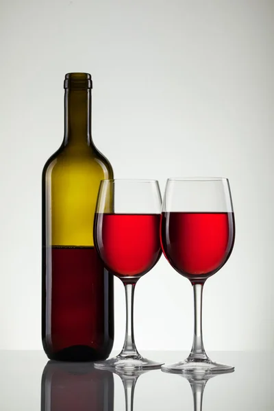 Vin i glas og flaske vin på hvidt - Stock-foto