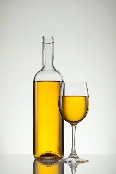 Vin i glas och flaska vin på vitt — Stockfoto