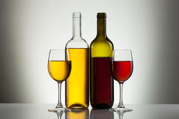 Vin en verre et bouteille de vin sur blanc — Photo