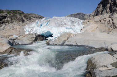 Nigardsbreen buzulu ve nehri olan dağ manzarası, Norveç, İskandinavya 