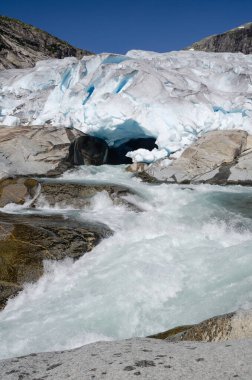 Nigardsbreen Buzulu 'nun Ağzı' nda erimiş su nehri ve kayalar, Norveç, İskandinavya