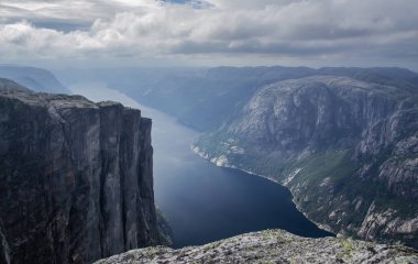 Kjerag kayası, Norveç, İskandinavya üzerindeki sarp kayalıklardan dağlar ve derin fiyortlar
