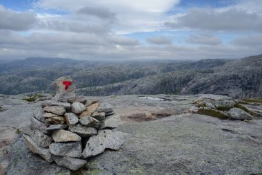 Kjerag kayası, Norveç, İskandinavya 'ya kadar fiyort boyunca uzanan dağ patikaları.